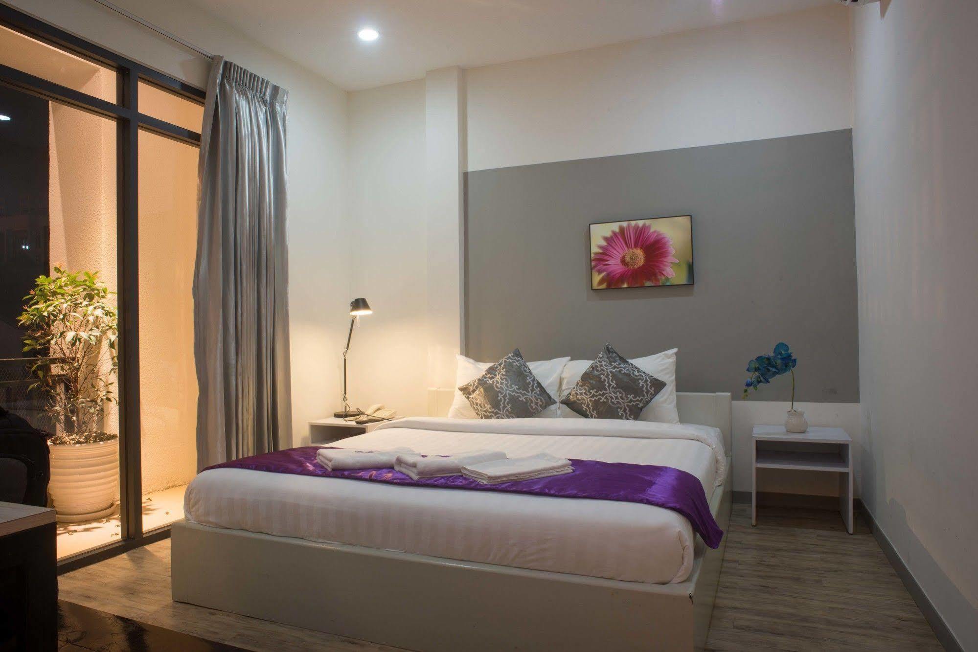 White Residence Hotel & Apartment Phnom Penh Eksteriør billede